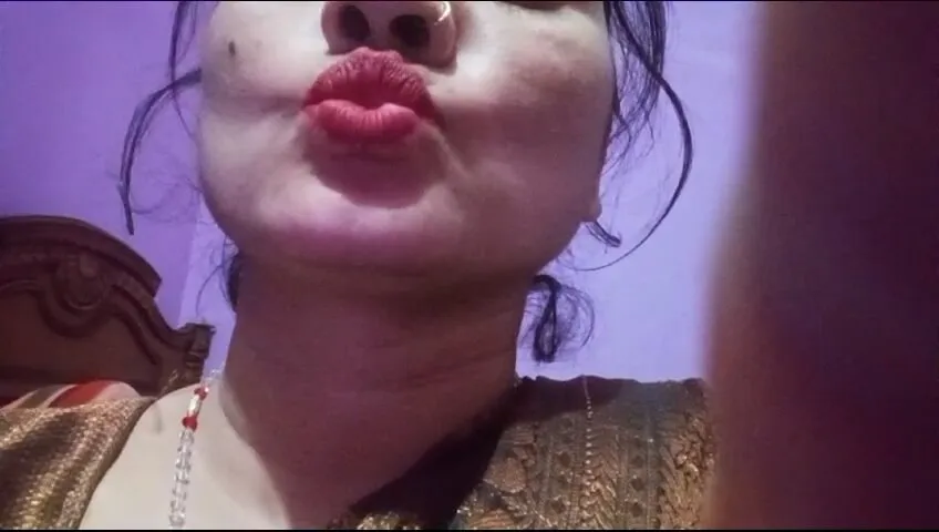 Sexy gunjan bhabhi hot lips kiss #4