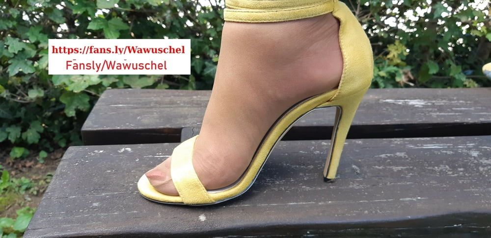 High heels in yellow 