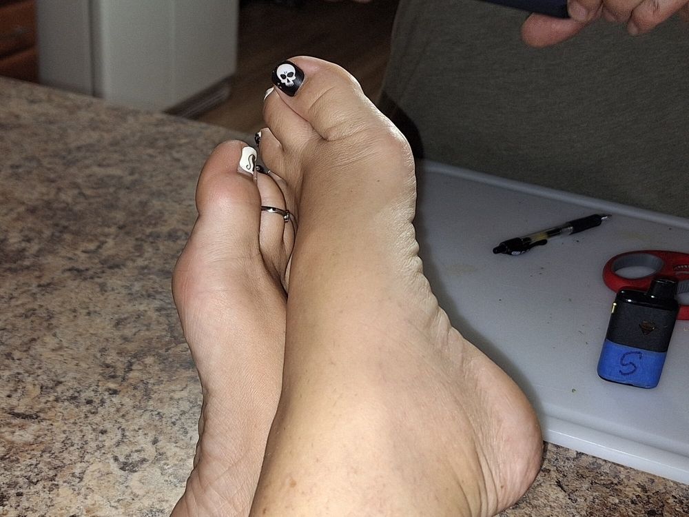 Girlfriends&#039; toes #14