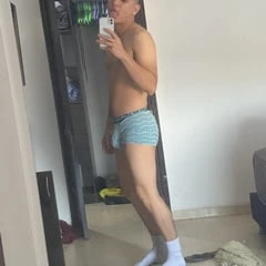 Latino in boxer