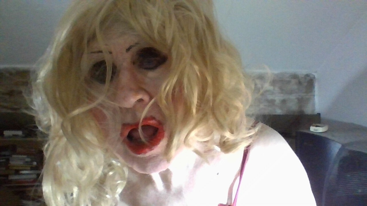 Fuckpig  slag sarah poses agin for you to cum over