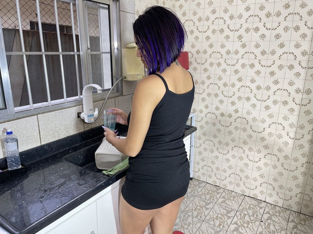 Husband making his wife cum in the kitchen