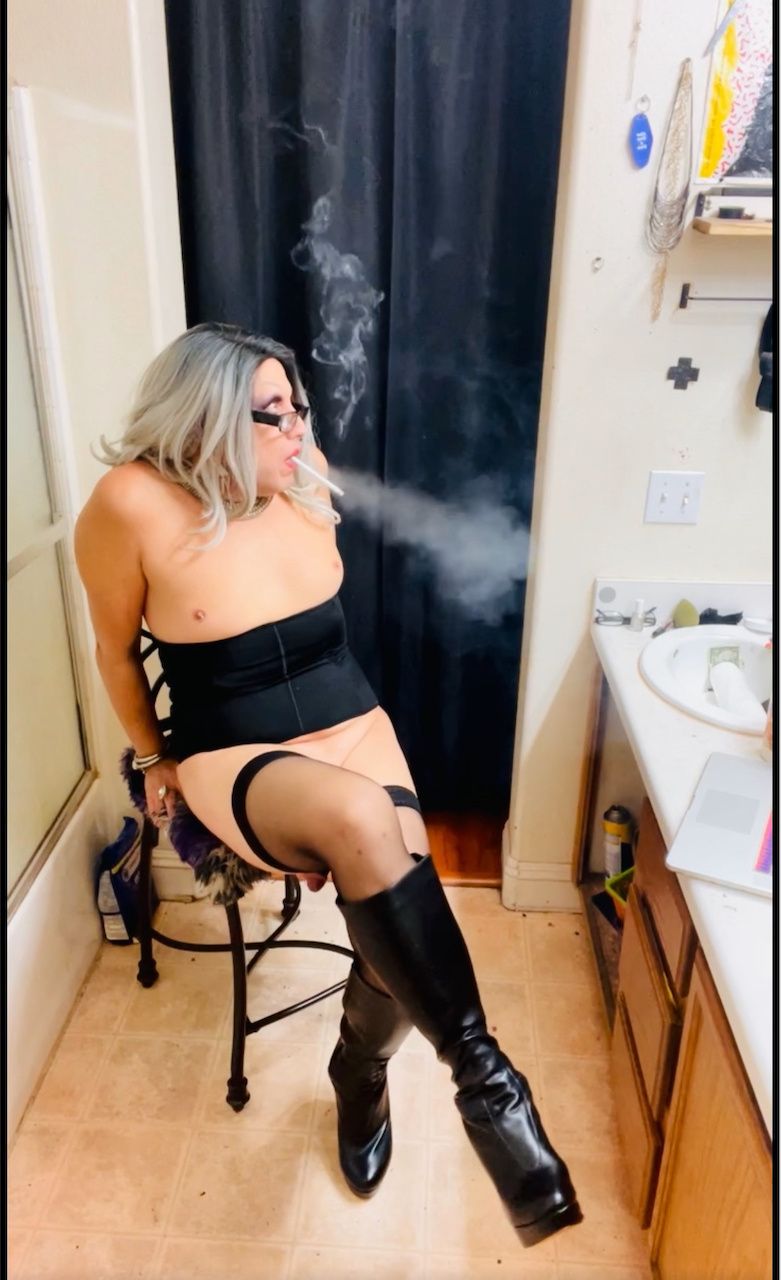 Marilyn Smoking Boot Masturbation #5