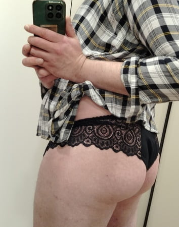 Travesti, ayna ve pembe dildo 