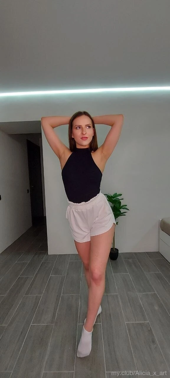 Alicia  https://linktr.ee/alicia_art Free Photos