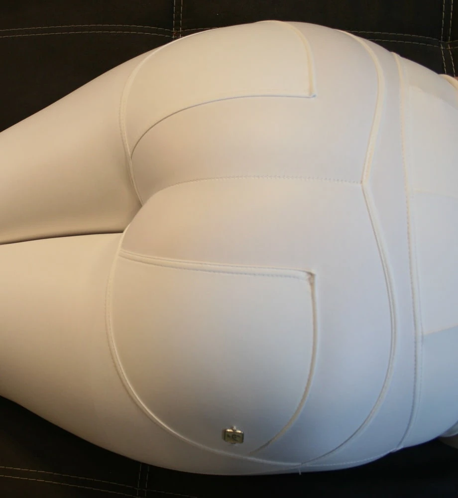 BWB in special white Freddy pants and favourite heels on #32