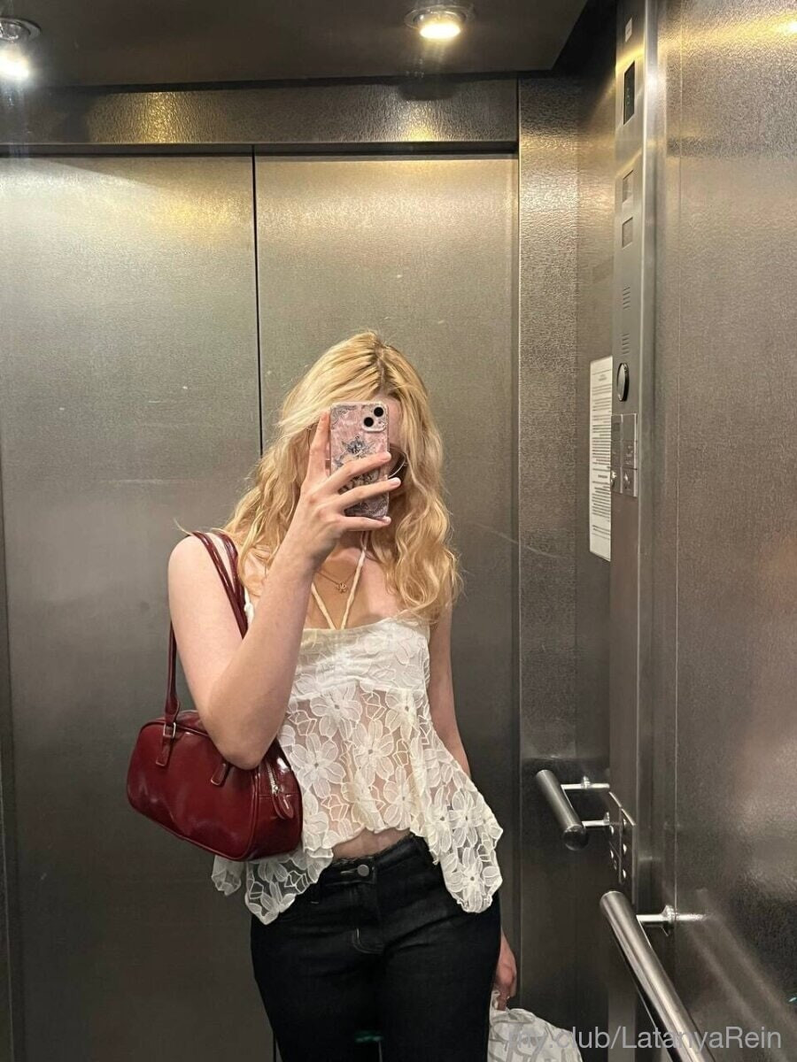 Karolina Free Photos #9