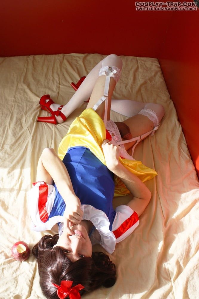 Crossdress cosplay Snow White and the horny poisoned apple #5
