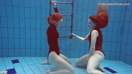 simonna and diana underwatershow         