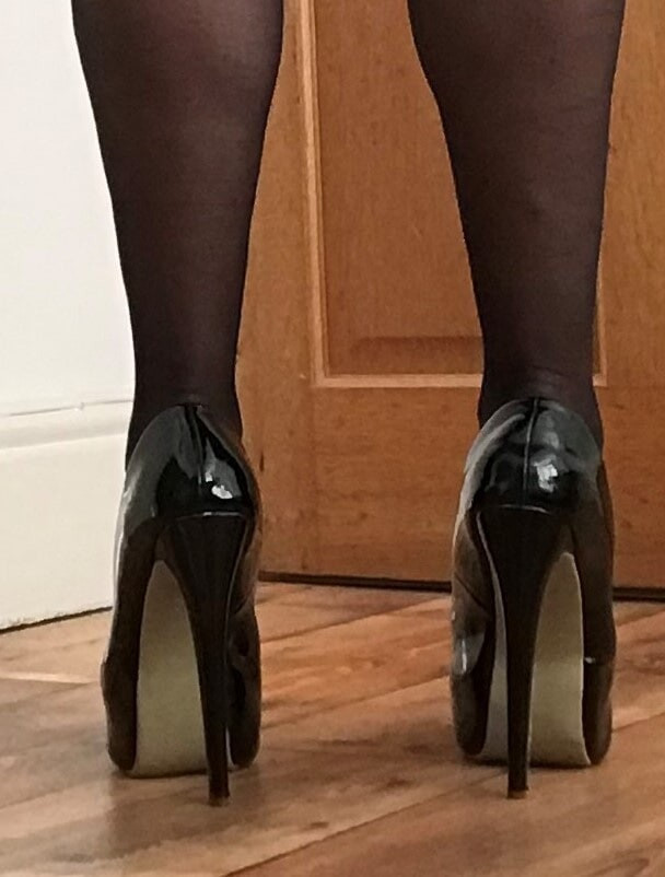 Nena caliente en medias negras