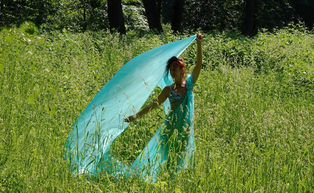  Game with a green cloth in the wind