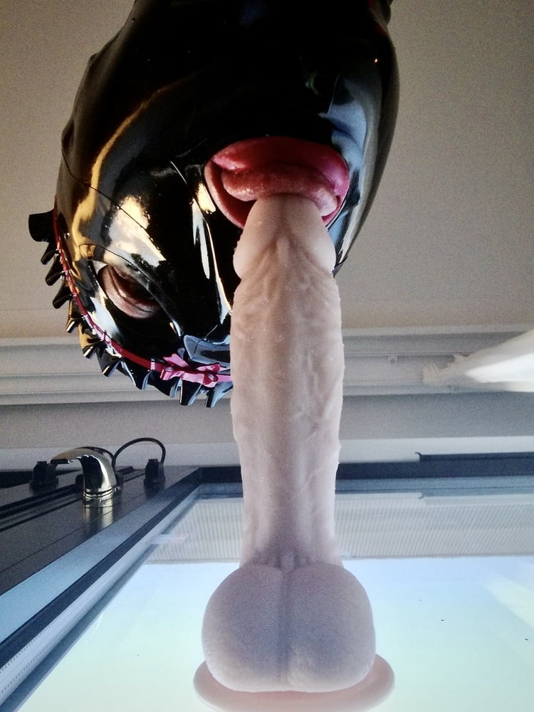 Alice lagi asik muasin memeknya pakai dildo