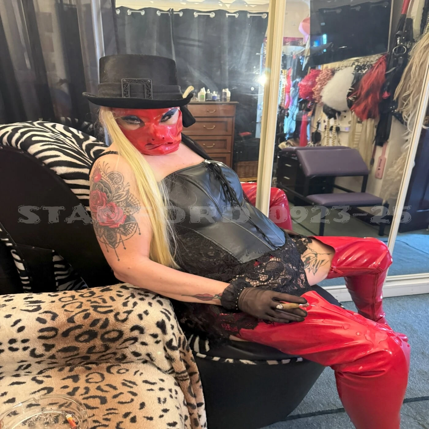 DROLJA IZA MASKE