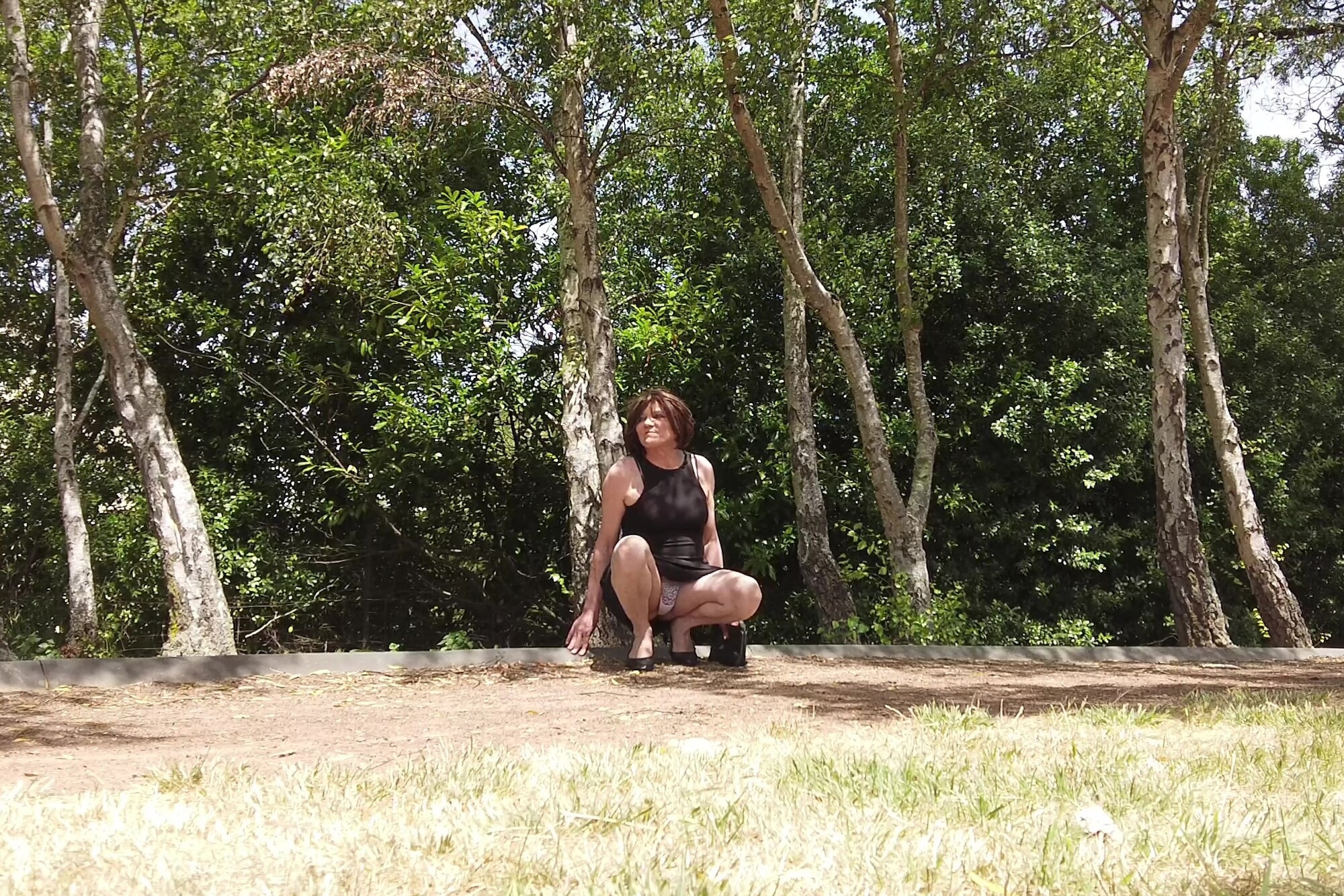 Crossdress Roadtrip - Getting some Shade in the Park