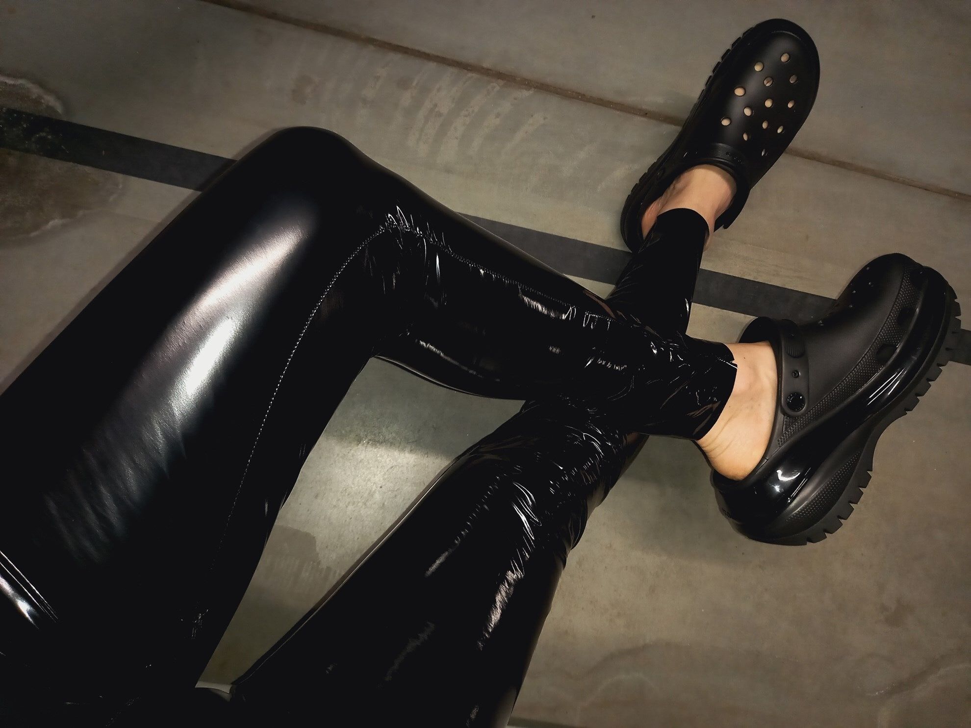 Crocs et legging en latex