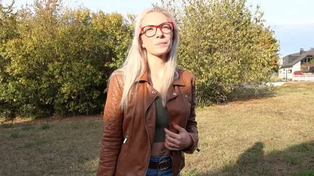 fit blonde glasses girl vivi vallentine pickup         