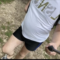 一张在夏日森林里裸体散步的照片
