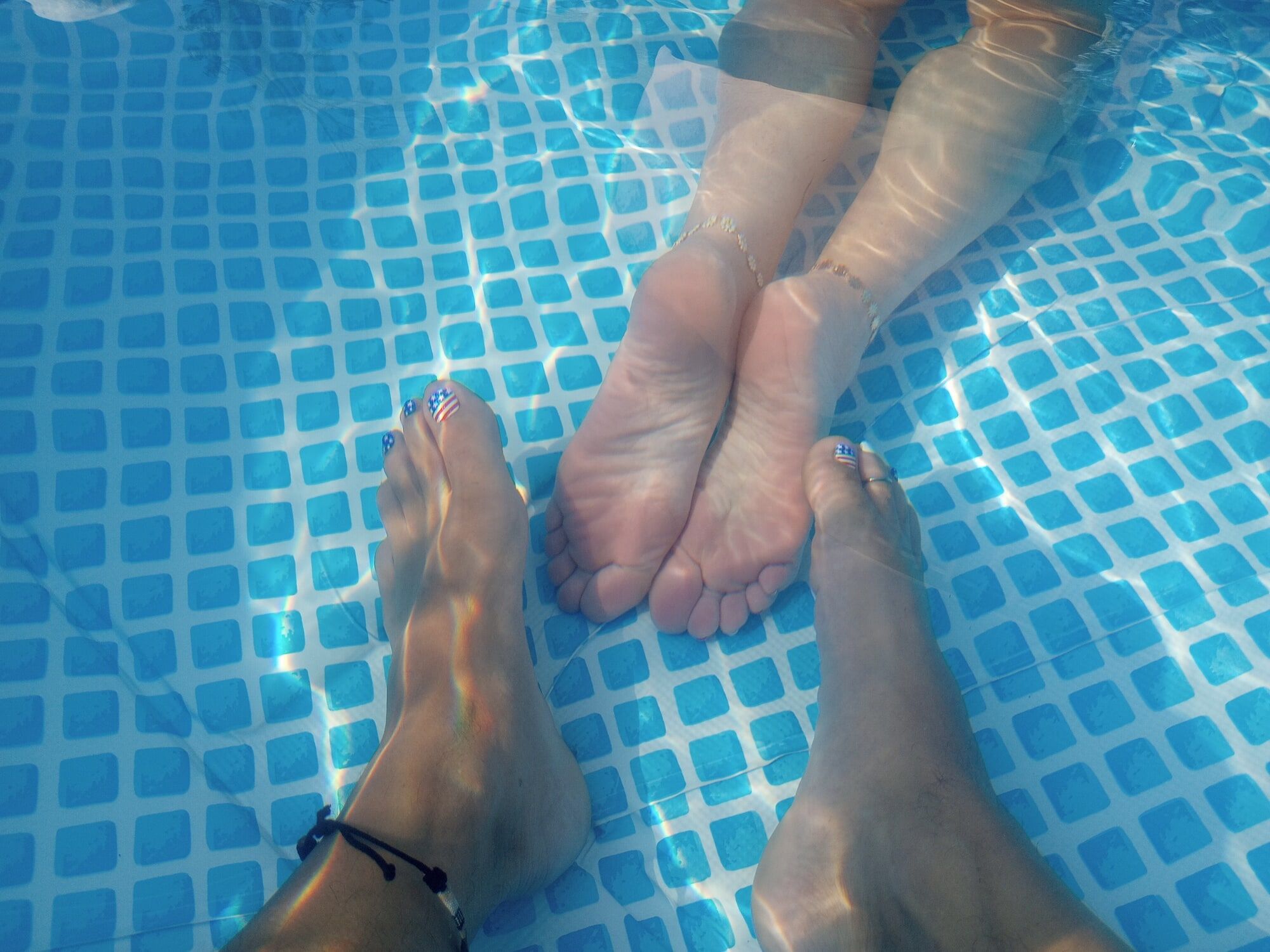 Pés preguiçosos na piscina