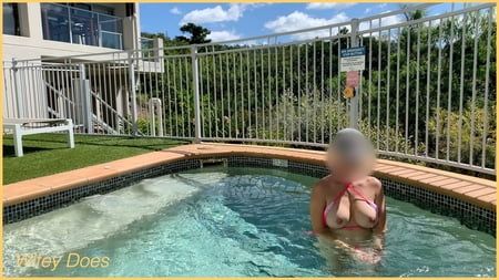 Wifey flashes her tits in the hotel pool