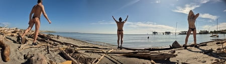 Ragazzo in perizoma sulla spiaggia