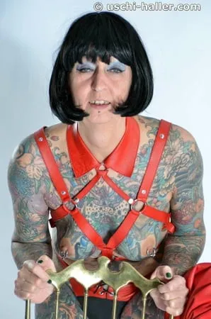 photo shoot with full body tattooed milf cleo         