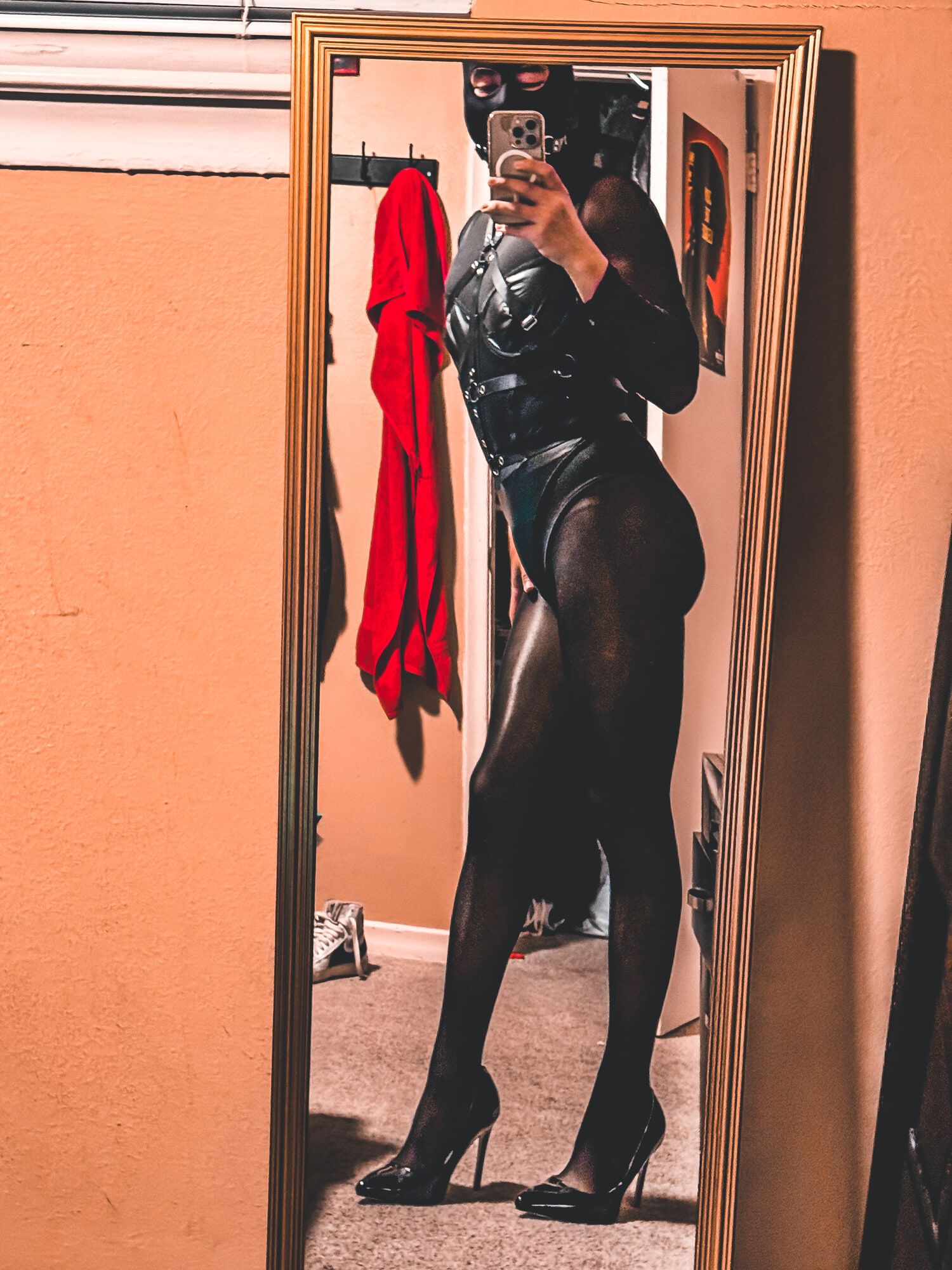 Transvestiert in BDSM-outfit 