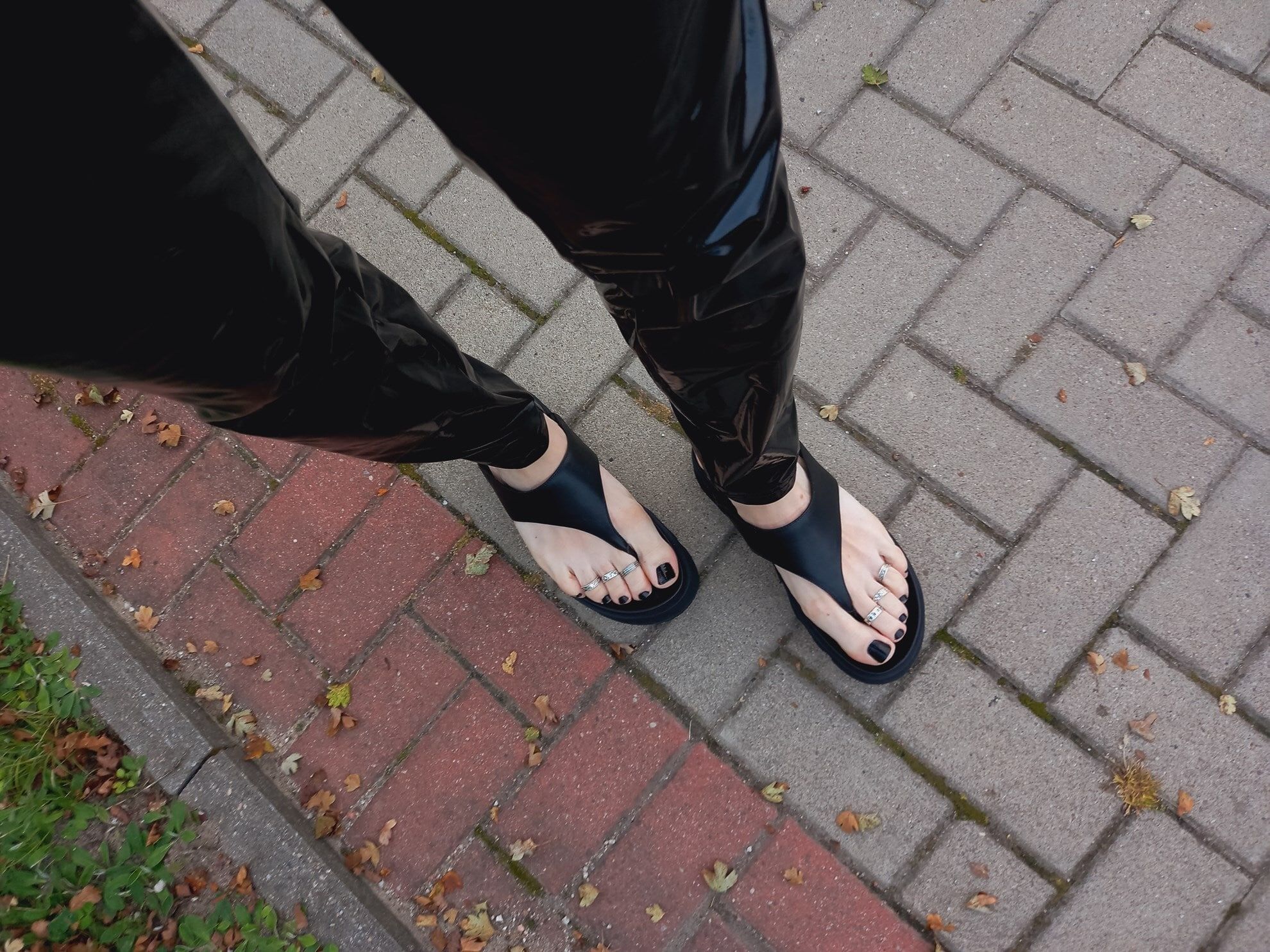 black flip flops - street walk #5