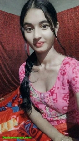 sexy desi figure girl showing cute and tite boobs         