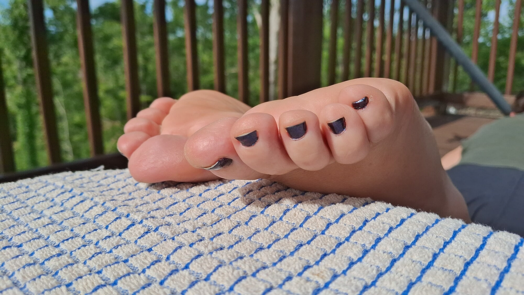 Cute feet in the sun #