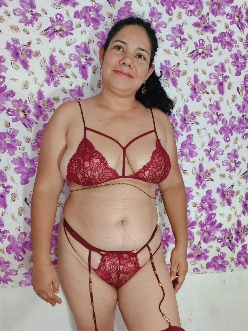 Lenceria roja mujer tetona
