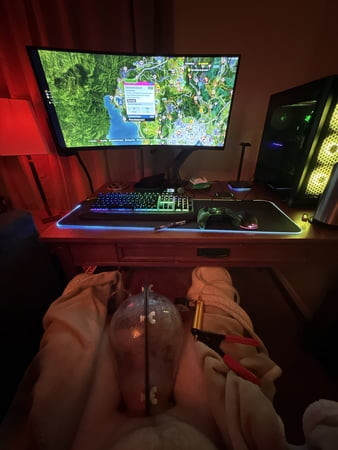 Little gaming and pumping 😈