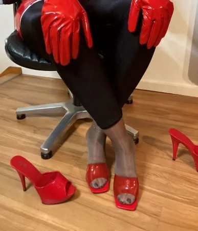 black spandex leggings and red high heel mules         