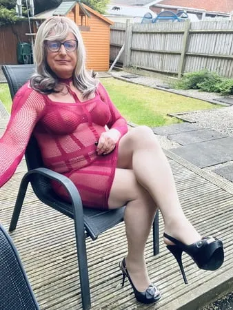 amateur crossdresser kelly cd in pink fishnet dress         