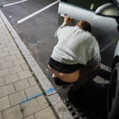 Pissen neben dem Auto auf den Rastplatz 