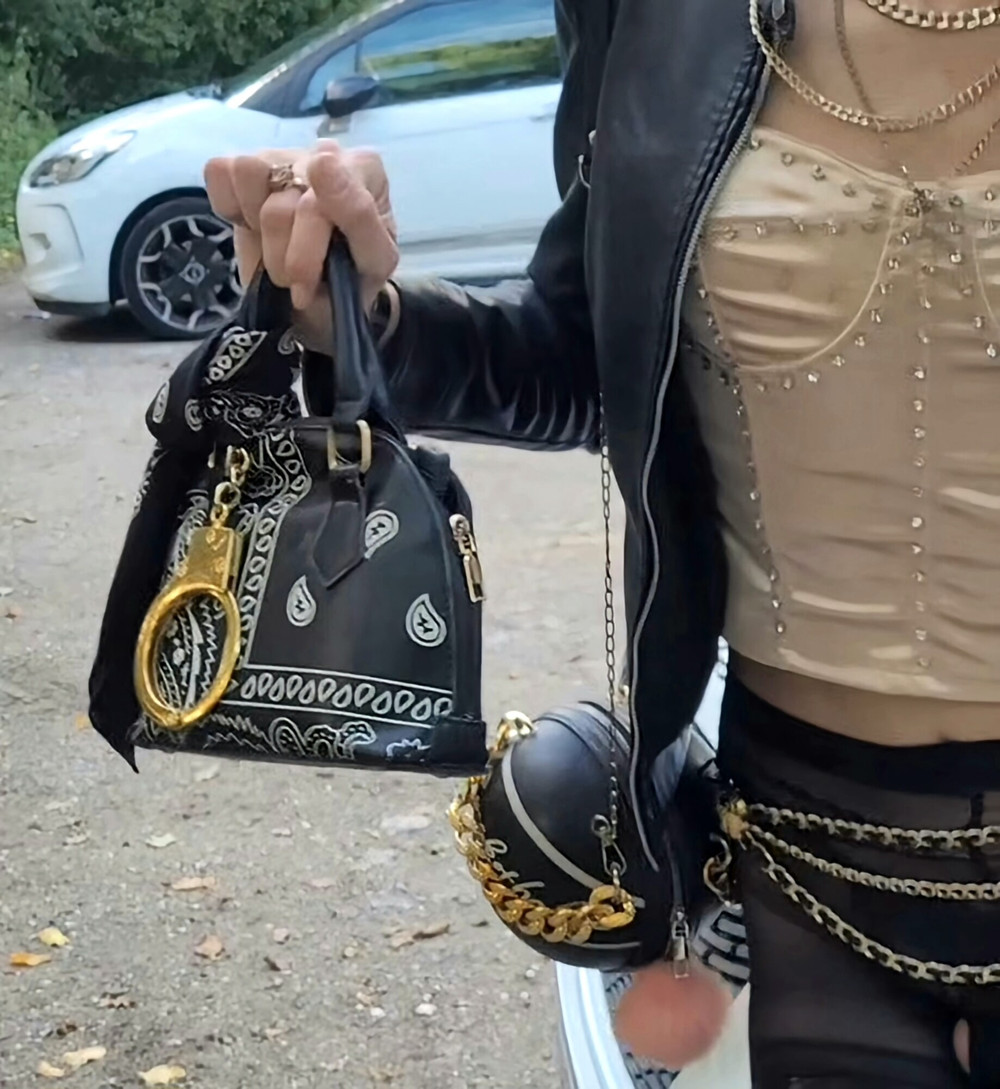 ExhiB🚗P U B L I C en Pute sur un Parking en Foret #26