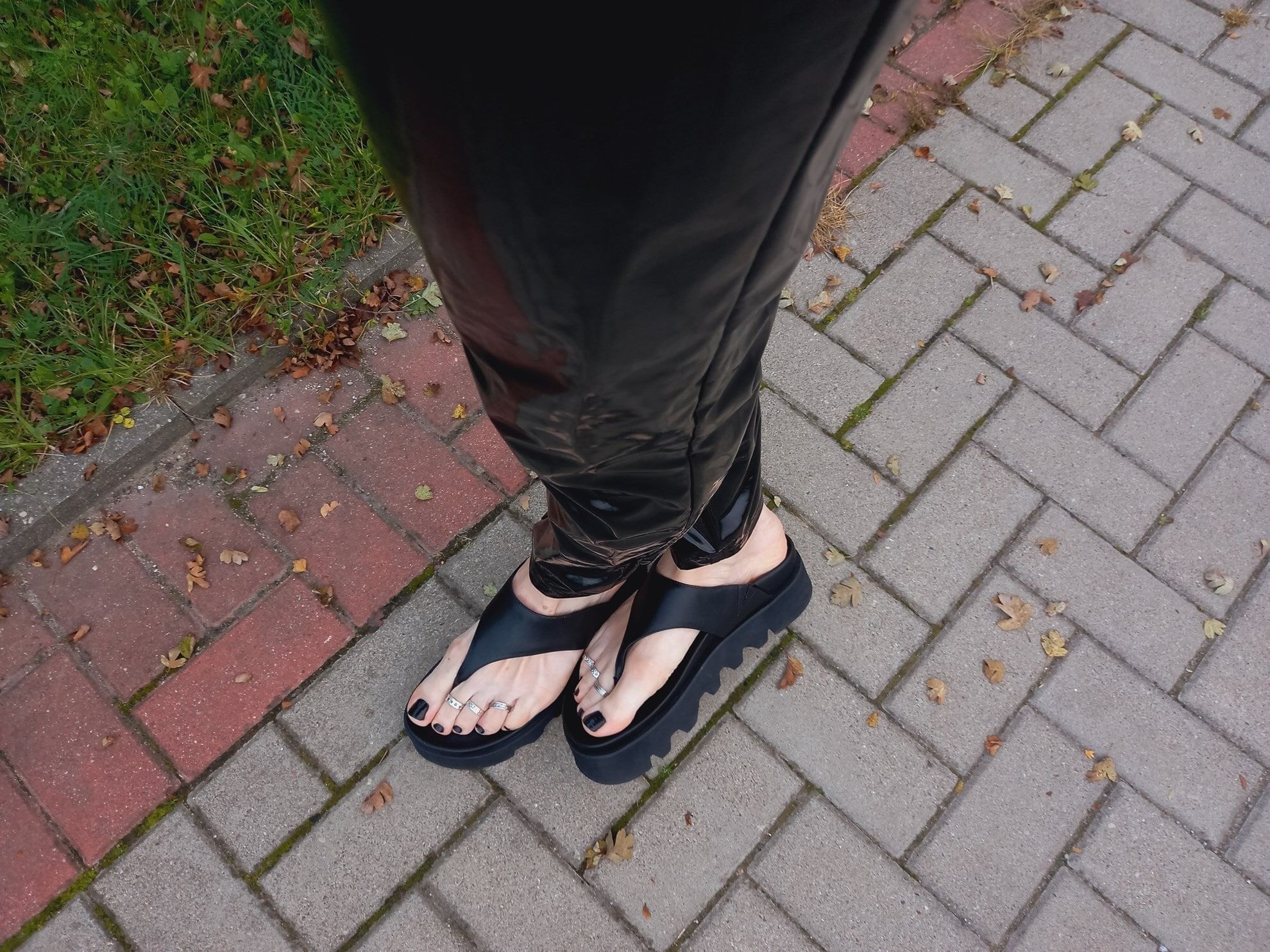black flip flops - street walk #10