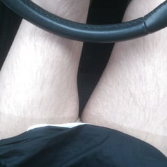 Im Auto: Helle Feinstrumpfhose