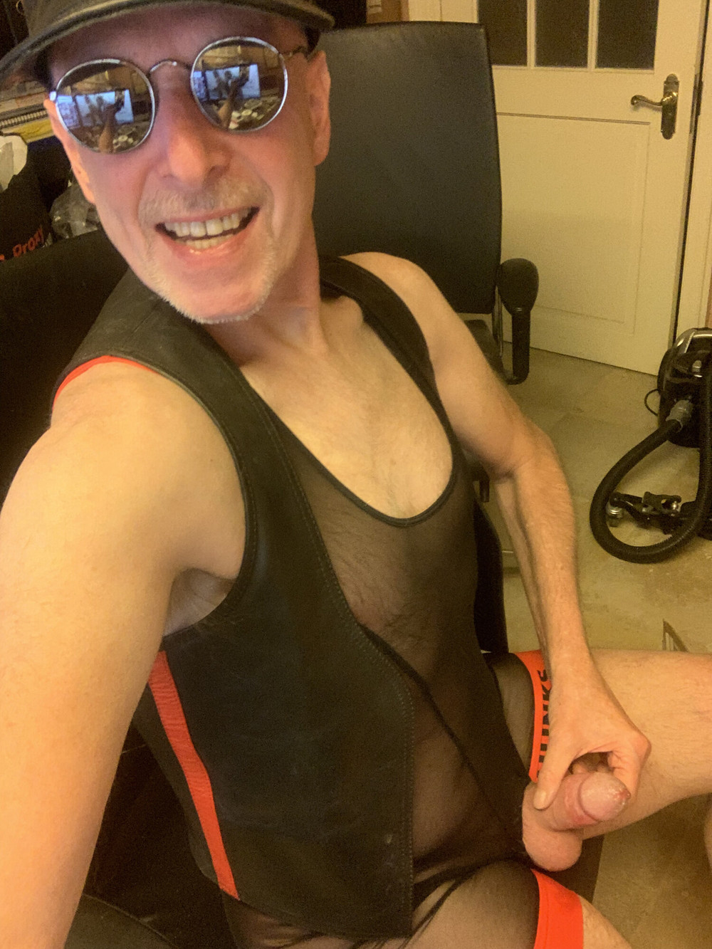 Le patron... le patron ose se montrer... nu ! #15