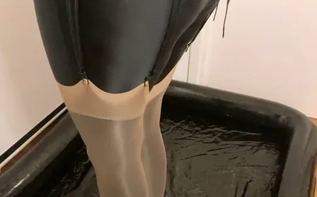 bound vibed pissing and facial         