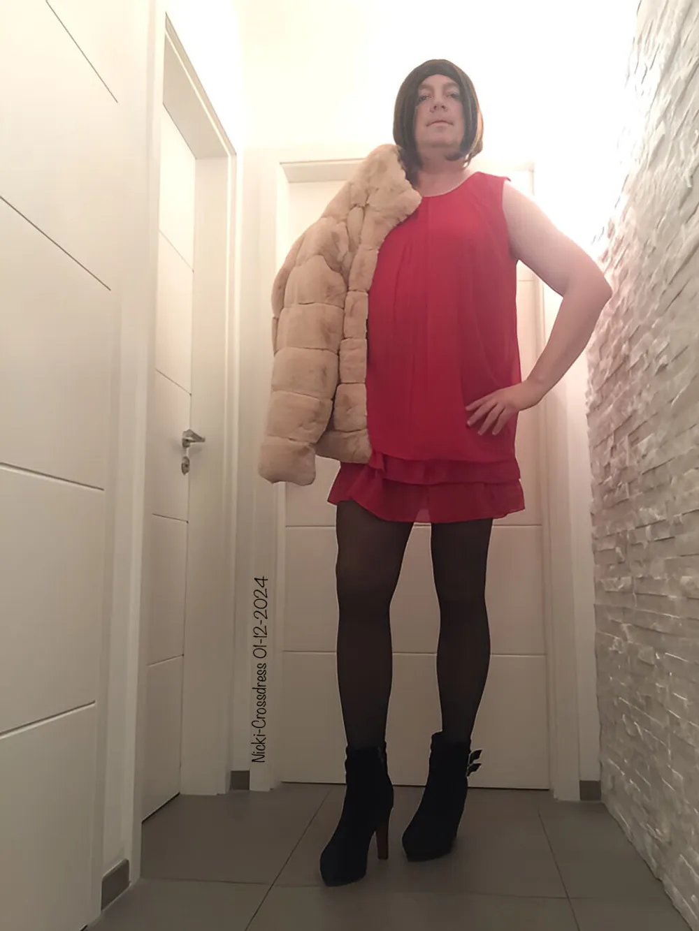 Nicki-Crossdress - rotes Minikleid, Heels &amp; neue Jacke #3