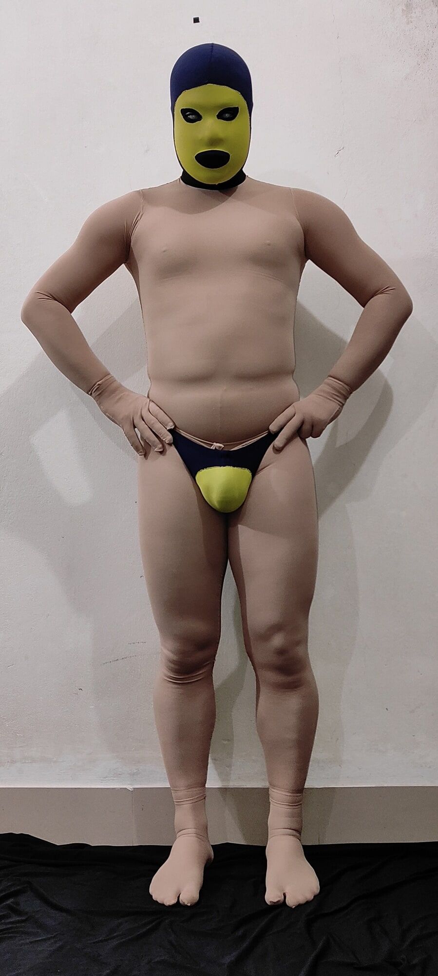Zentai Circus penis play nude boy
