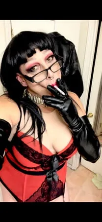 gloves mistress in red         