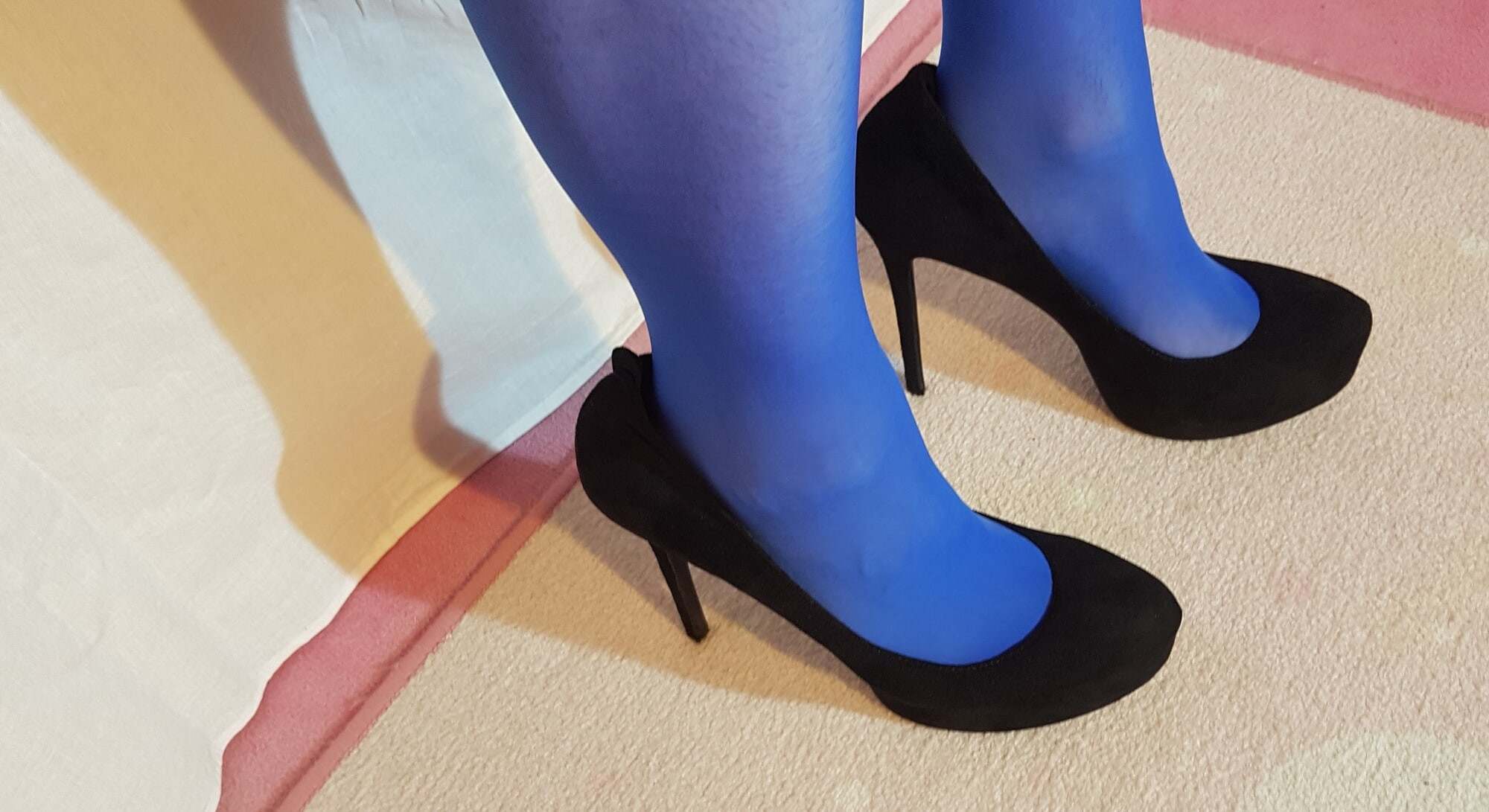 Beine in Blauer Strumpfhose
