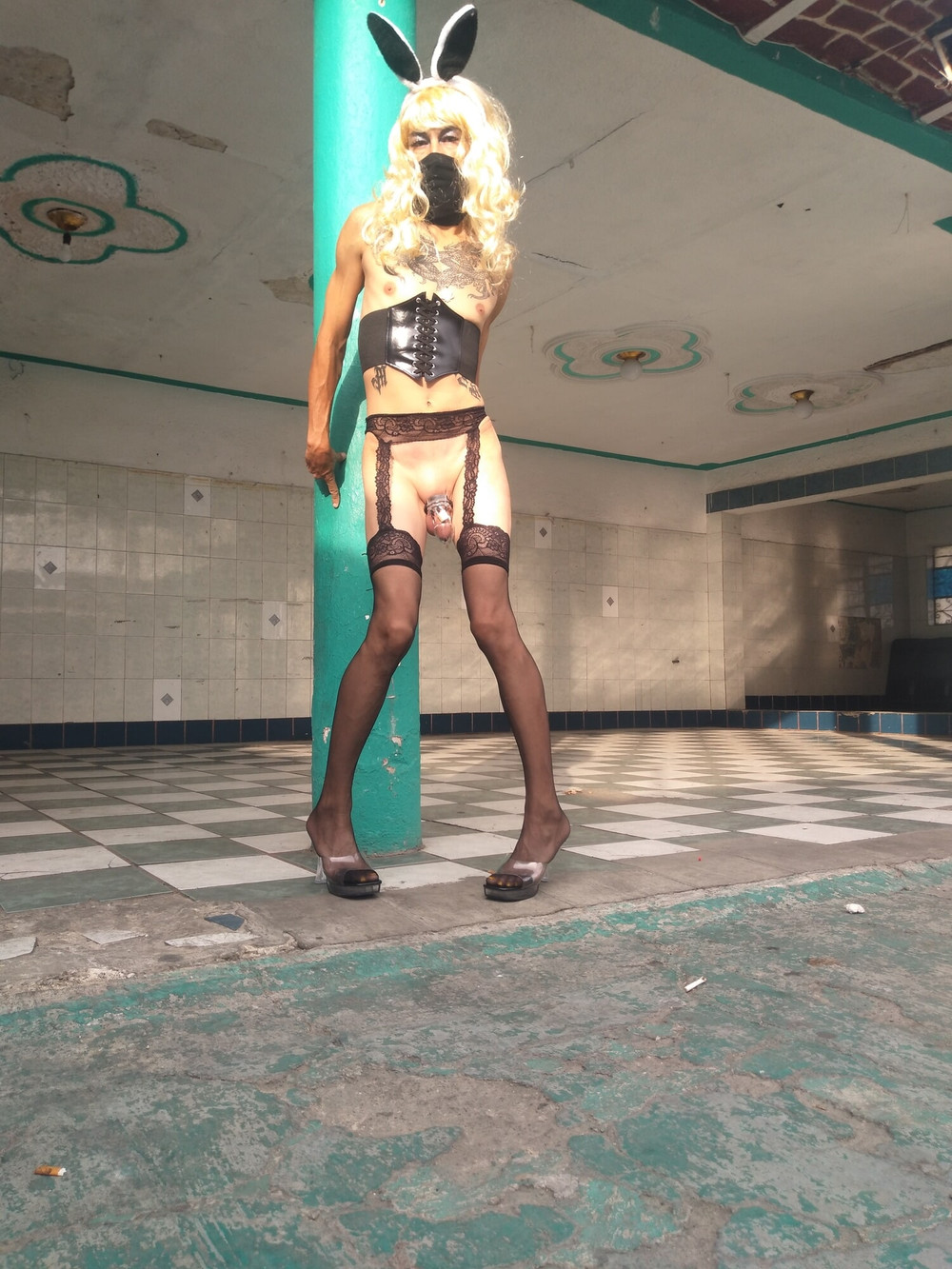 Travesti flaco novato ropa de conejita masoquista #8