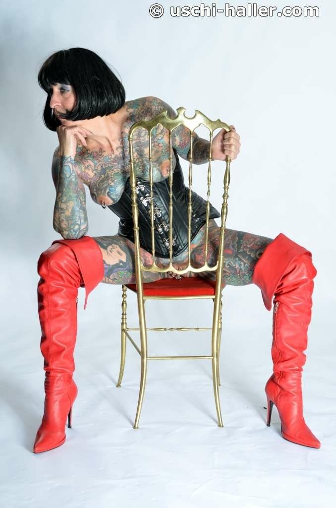 Photo shoot with full body tattooed MILF Cleo - 2 #21