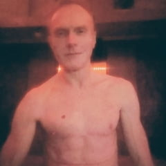 TimTrueloveXXX再次在卧室里赤身裸体。