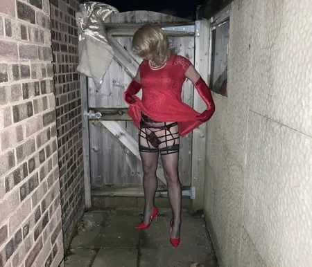 suziexx alleyway hooker dress up         