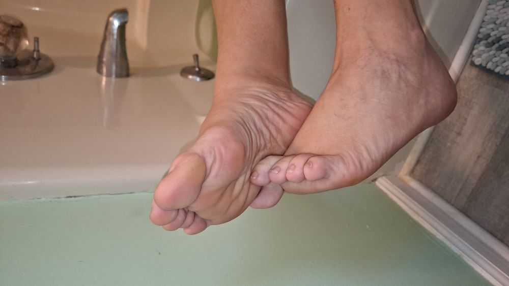 Showing off her soles and toes in the bath #10