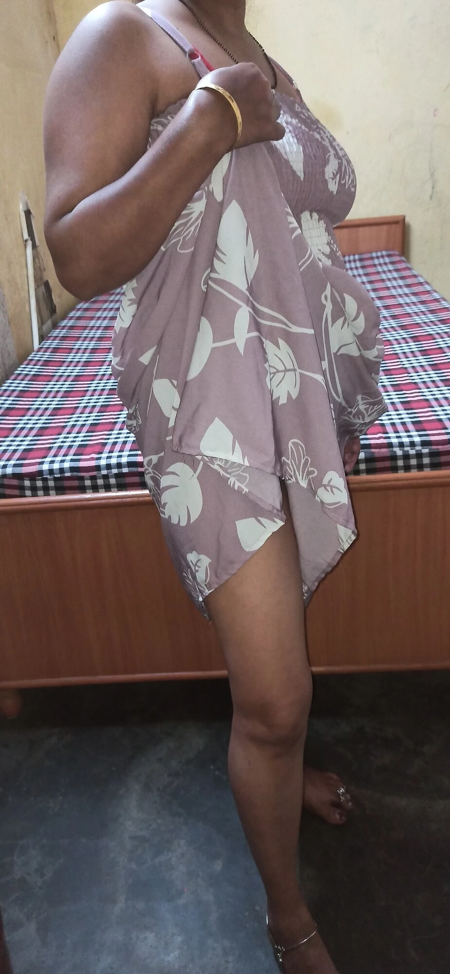 Ghar por esposa ko bulane aayi esposa ki amigo ko choda