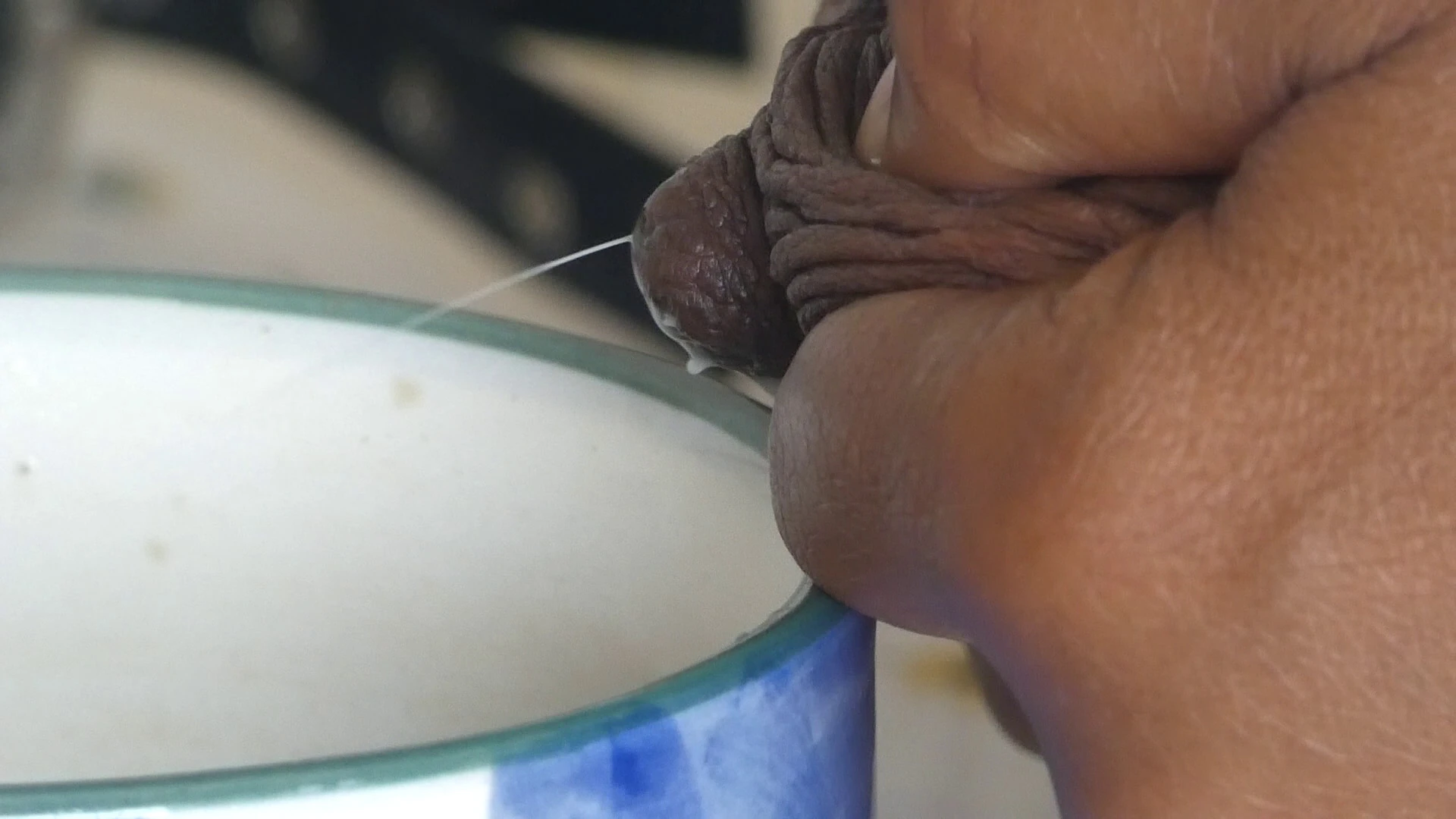Sirviendo té con leche - nuevo video en (26:30) Faphouse